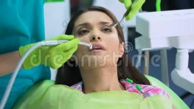 口腔医生用牙钻治疗牙齿，让微笑的病人平静，无所<strong>畏惧</strong>